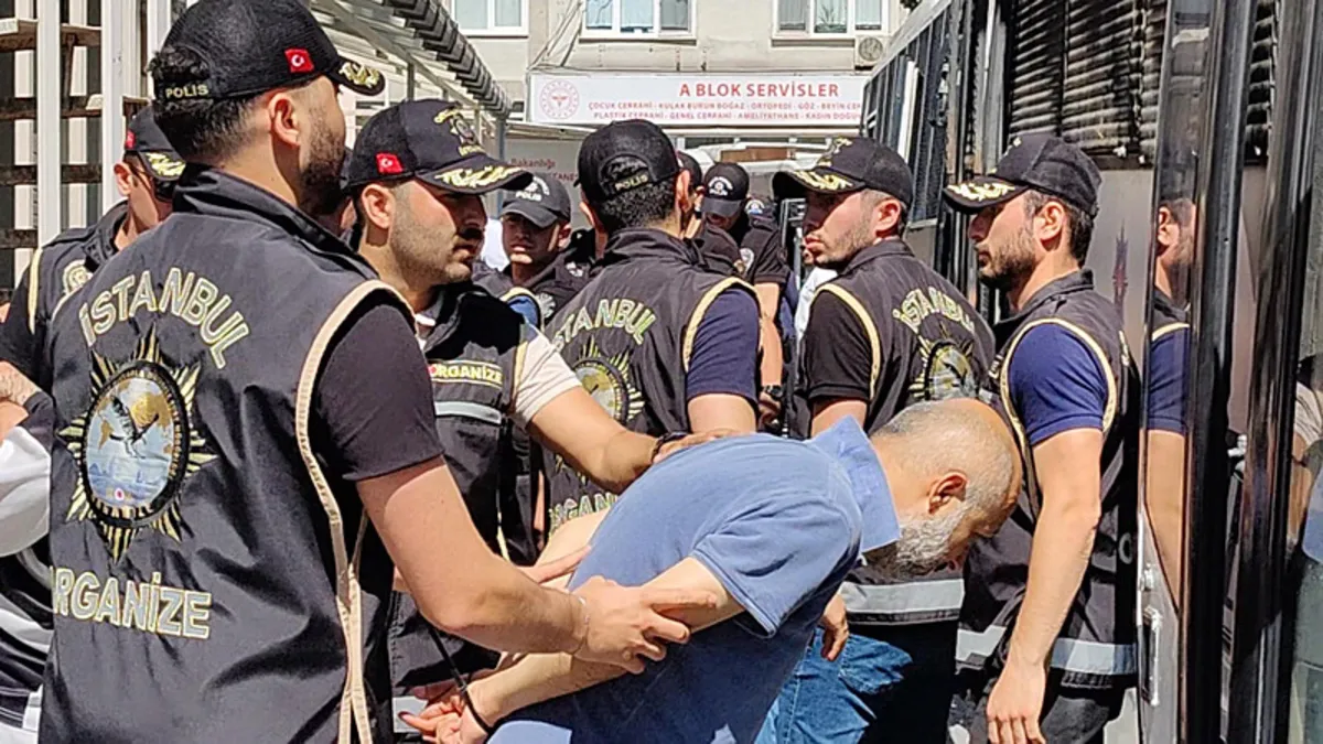 Barış Boyun liderliğindeki suç örgütüne yönelik operasyonda tutuklanan şüpheliler adliyeye sevk ediliyor.