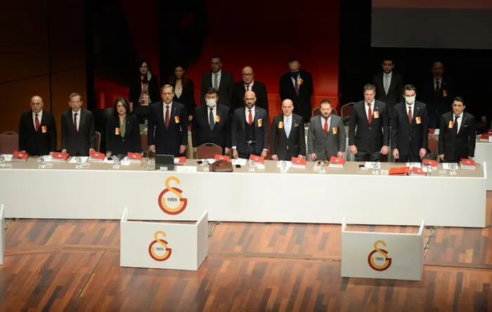 son-dakika-galatasaray-kongresinde-gergin-anlar-burak-elmas-ve-mehmet-bilen-tartisti-1648302905145.jpg