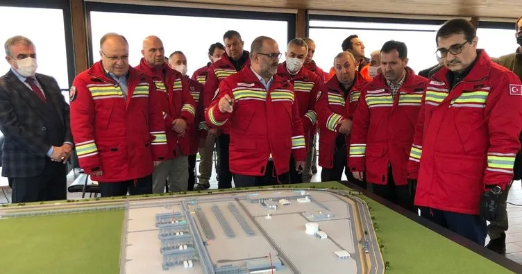 Enerji Bakanı Dönmez Yavuz Sondaj gemisinde incelemelerde bulundu