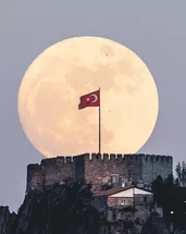 Mavi ay büyüledi