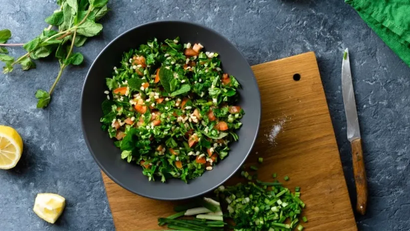 SERİNLETİCİ VE DOYURUCU 3 SALATA TARİFİ