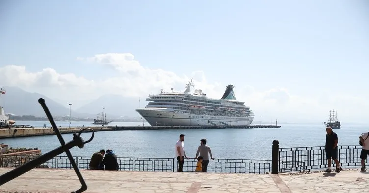 Alanya’ya yılın ilk kruvaziyeri geldi