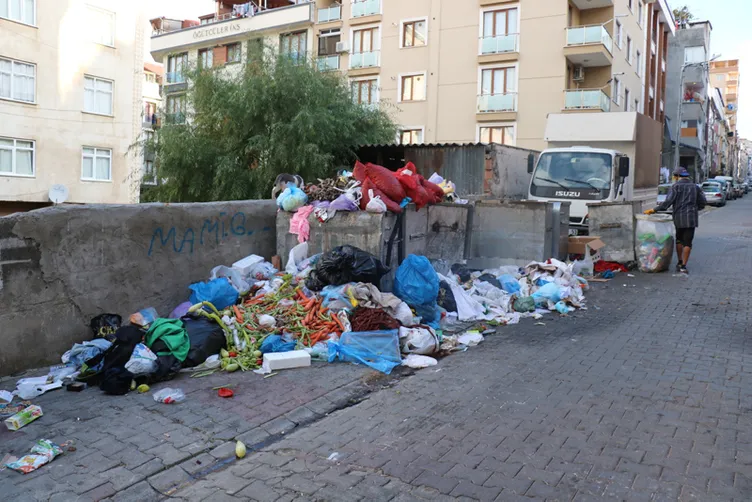 Maltepe'de temizlik işçilerinin eylemi... Sokaklar çöp içinde