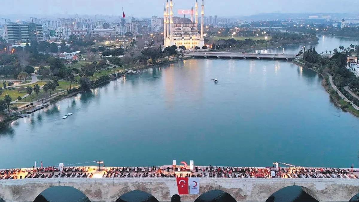 Tarihi Taşköprü’de iftar huzuru