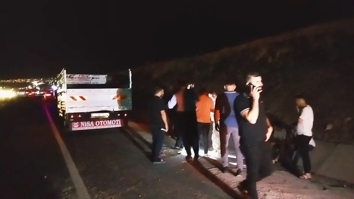 Tır ile kamyonet çarpıştı, 5’i çocuk 8 kişi yaralandı Tır ile kamyonet çarpıştı, 5’i çocuk 8 kişi yaralandı