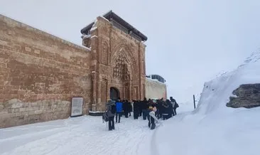 İshak Paşa Sarayı karla büründü