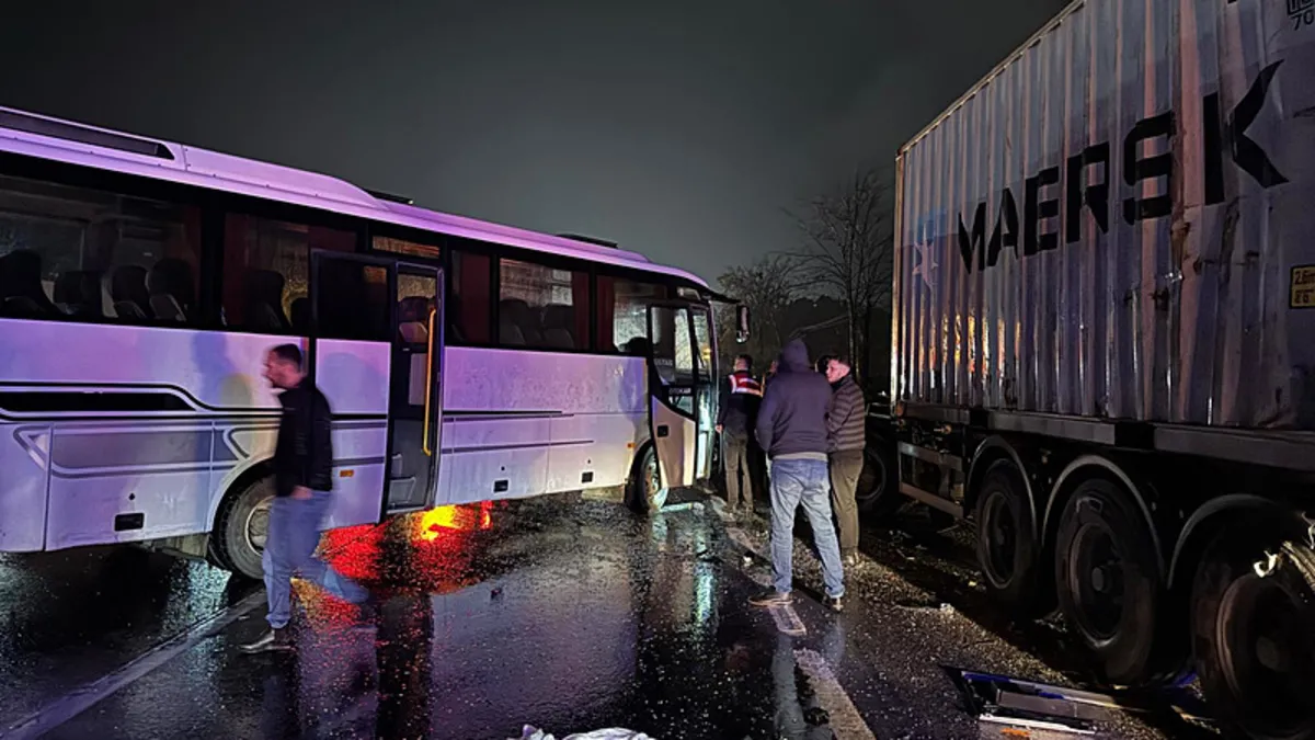 Sakarya’da zincirleme kaza! 13 kişi yaralandı Sakarya’da zincirleme kaza! 13 kişi yaralandı