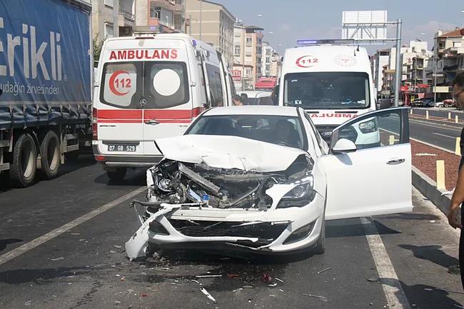 antalyada-5-araclik-trafik-kazasi-6-kisi-yaralandi-1786374217768.jpeg