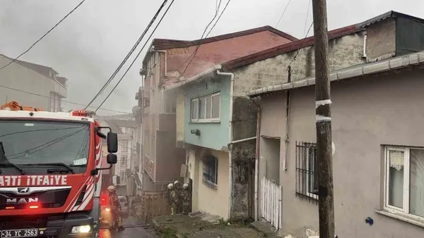 arnavutkoyde-iki-katli-evde-korkutan-yangin-2-kisi-dumandan-etkilendi-1769787087965.jpg