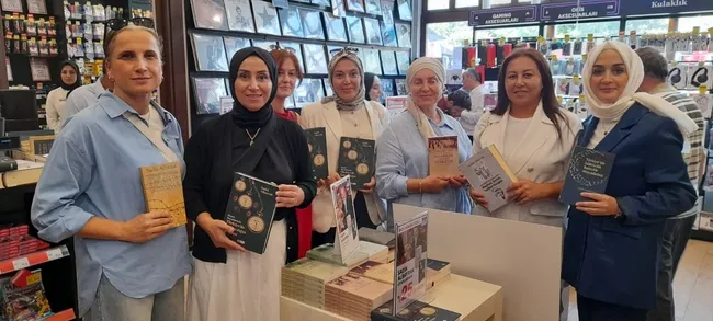 mutefekkir-gazeteci-yazar-sadik-albayrak-trabzon-drda-okurlariyla-bulustu-1754661087554.jpg Mütefekkir, Gazeteci-Yazar Sadık Albayrak Trabzon D&R'da okurlarıyla buluştu