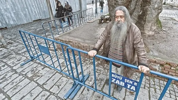 Çınarın altında değilsem üzülüyorlar