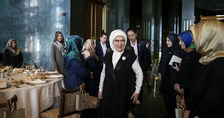 Emine Erdoğan, kadın il müftü yardımcıları ve baş vaizlerle bir araya geldi