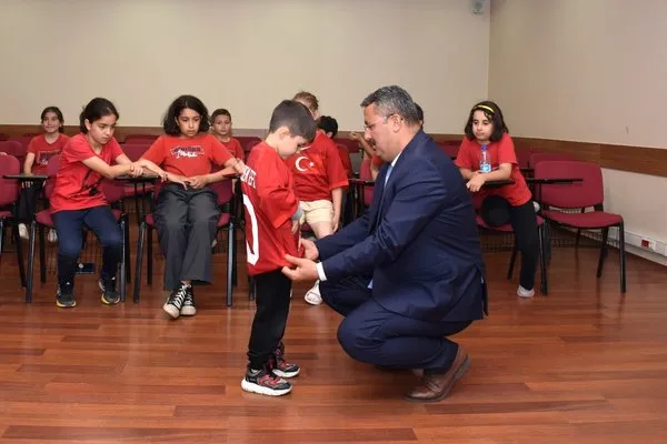 ankara-bati-adliyesinde-isaret-dili-ogrenen-cocuklara-forma-hediyesi-1748609159555.jpg