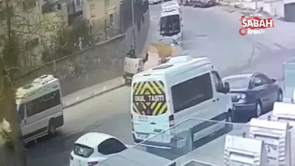İstanbul Kadıköy'de yolda kayan kamyonetin park halindeki araca çarptığı kaza kamerada!