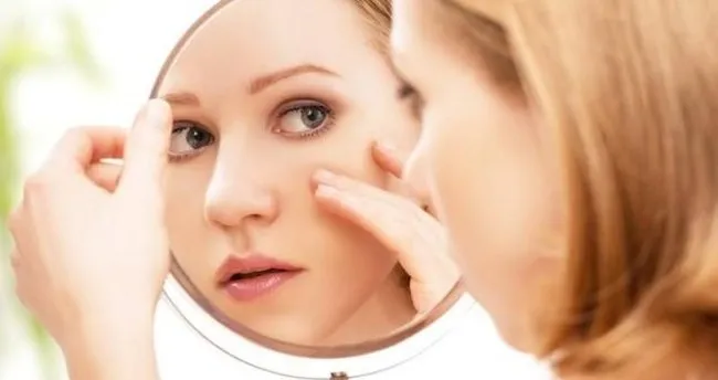 goz kapagi sarkmasinin tek sebebi yaslanmak degil saglik haberleri