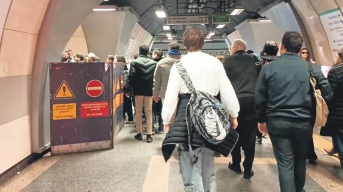 Mecidiyeköy metro yürüyen merdiveni 3 haftadır bitmedi Mecidiyeköy metro yürüyen merdiveni 3 haftadır bitmedi