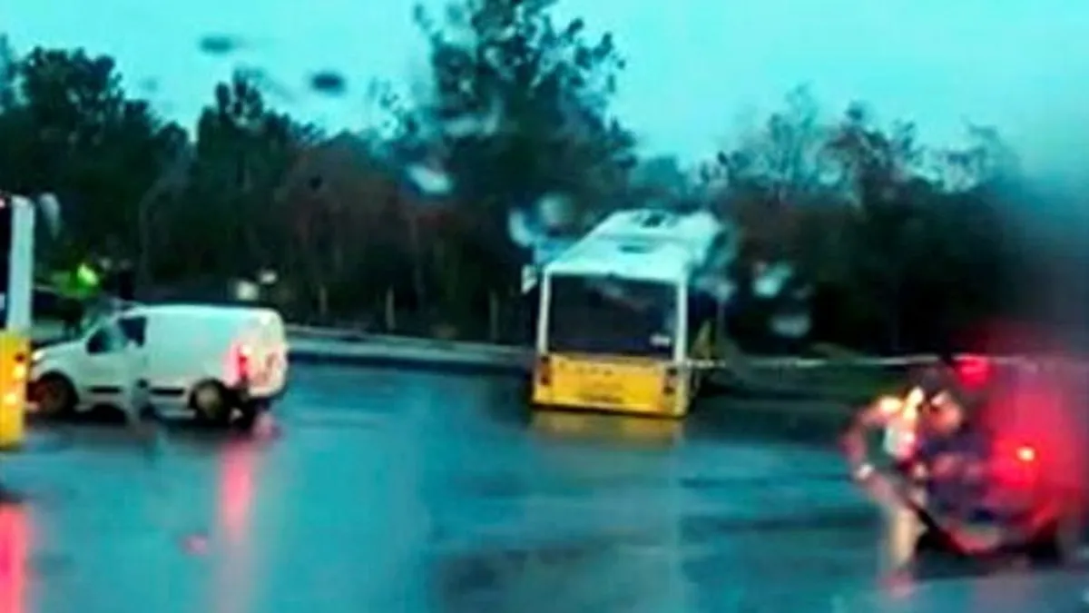 Arnavutköy’de kontrolden çıkan İETT otobüsü ormanlık alana daldı Arnavutköy’de kontrolden çıkan İETT otobüsü ormanlık alana daldı