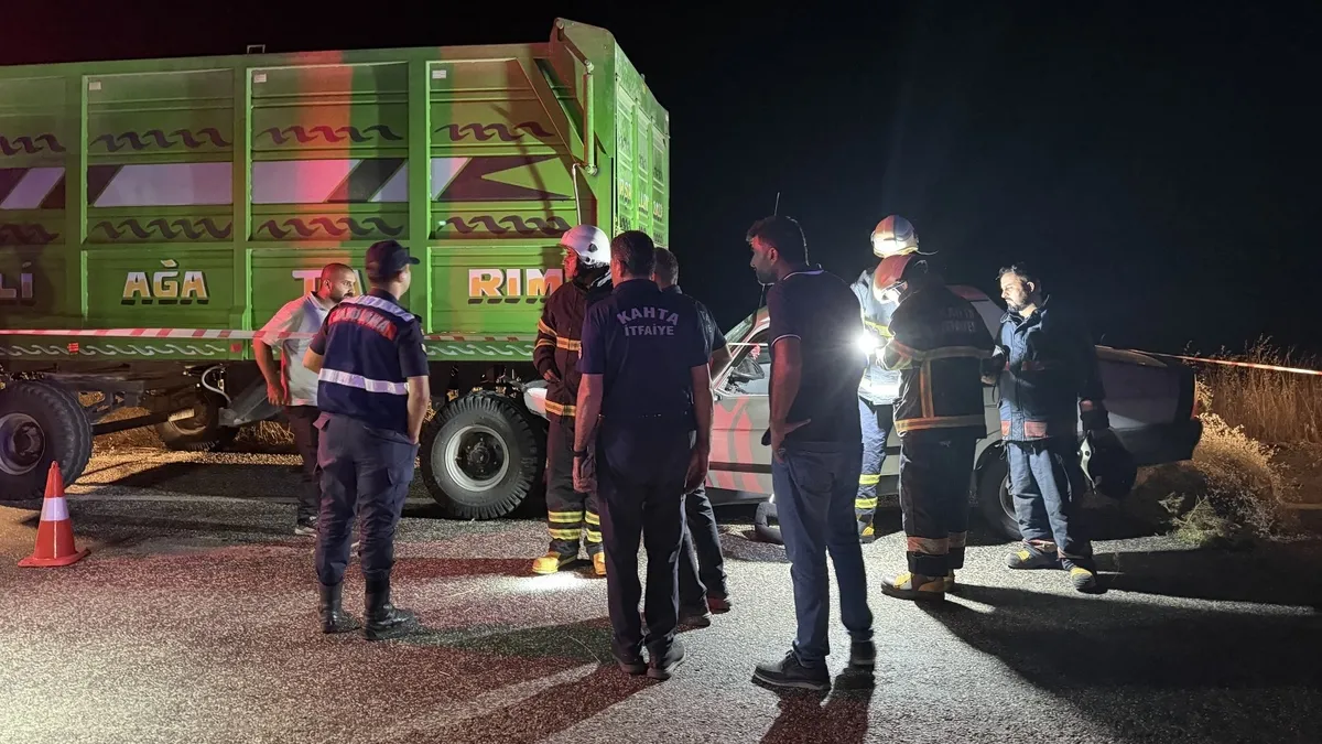 Adıyaman'da meydana gelen trafik kazasında hasar gören otomobil ve traktör.