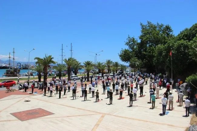 Antalya’da tek kullanımlık seccadeler dağıtıldı, camiler ve pazar alanları dolup taştı