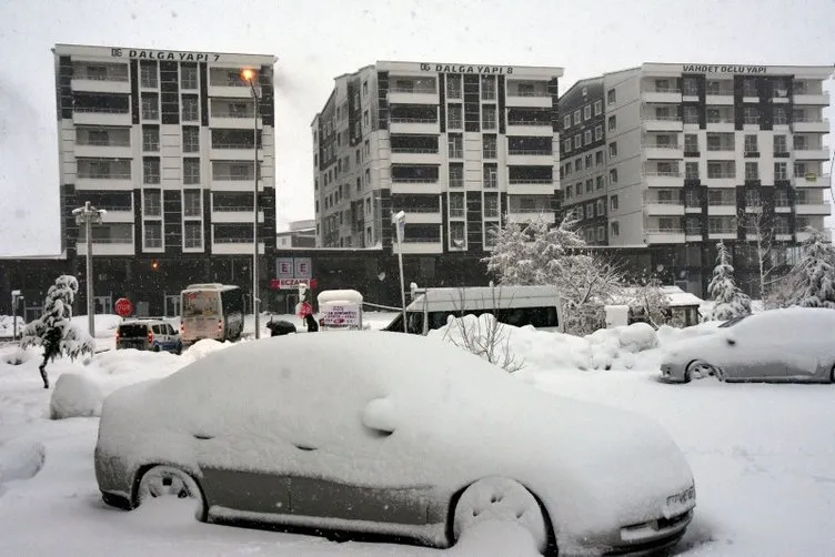 Bitlis’te yoğun kar yağışı: Okullar tatil edildi!