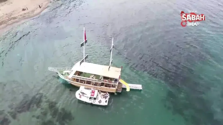 Sinop'ta gezi teknesi karaya oturdu