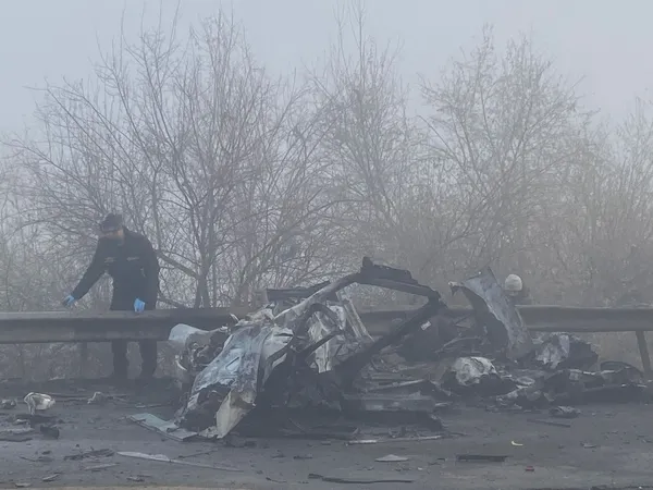 son-dakika-diyarbakirda-polis-servisine-bombali-saldiri-9-polis-memuru-yaralandi-1671167613252.jpg Son dakika: Diyarbakır'da polis servisine bombalı saldırı! Bakan Soylu detayları açıkladı: Araç kiralık, bomba uzaktan kumandalı...