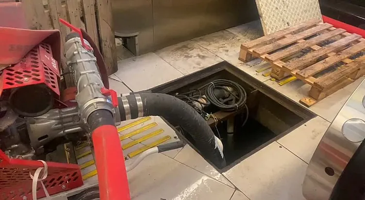 Küçükçekmece’de metrobüs durağı alt geçidini su bastı: Vatandaşlar paletlerin üzerinde resmen parkur yaptı!