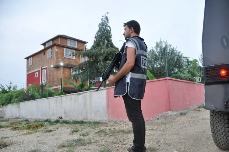 Pitbull ile korunan lüks villaya tefeci baskını