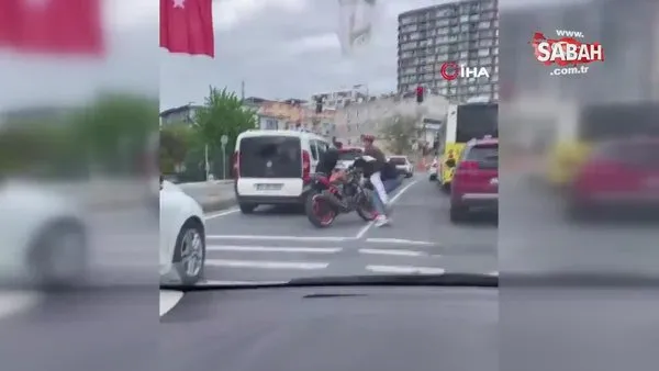 Küçükçekmece'de motosikletliler, sürücüye saldırdı | Video