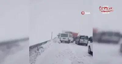 Hakkari’de kar esareti: Yüksekova-Şemdinli karayolunda çok sayıda araç mahsur kaldı | Video