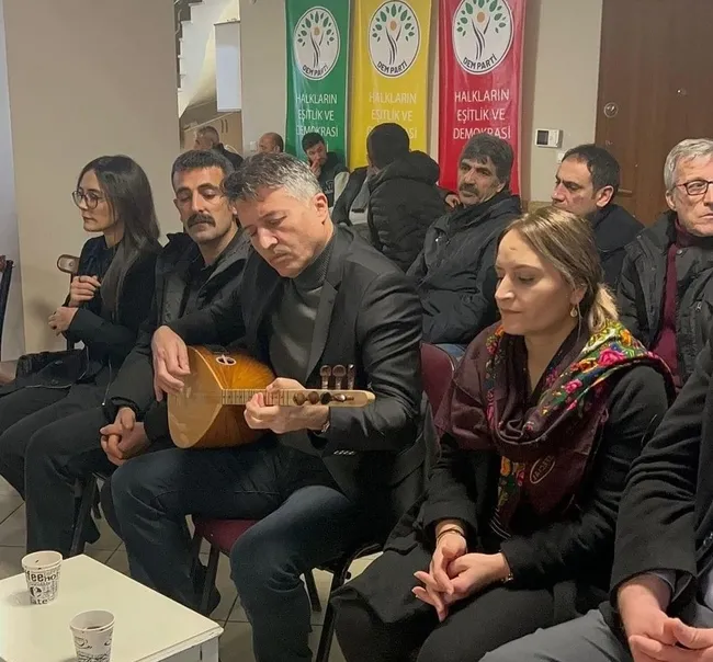 kirli-ortaklikta-yeni-perde-dem-partinin-ocalan-eylemine-chpden-ziyaret-1707409587428.jpg Kirli ortaklıkta yeni perde! DEM Parti'nin Öcalan eylemine CHP'den ziyaret