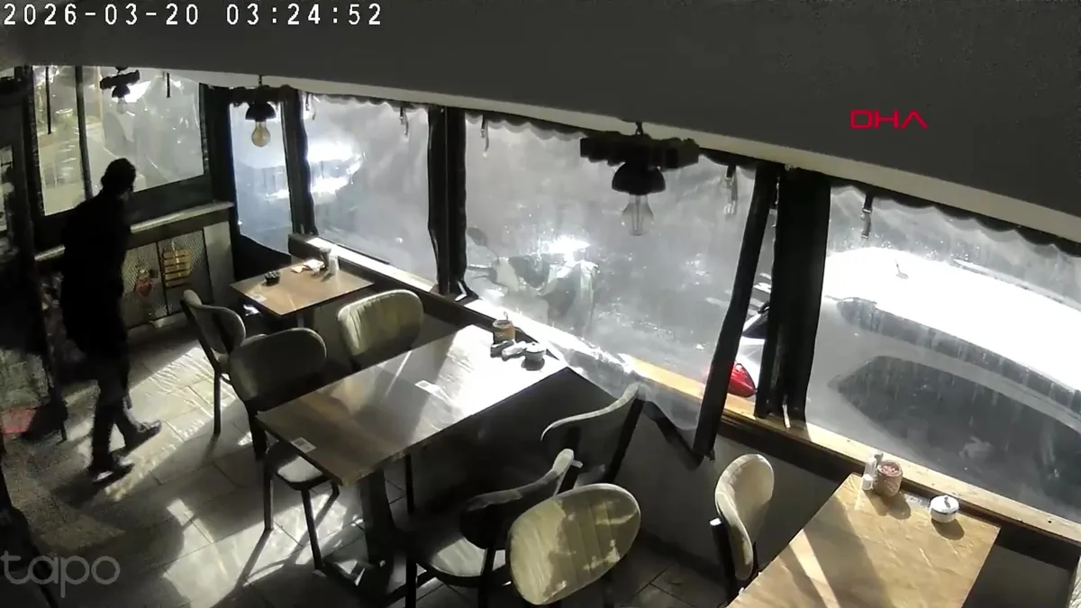 İstanbul Sarıyer’de boşanma aşamasındaki eşinin iş yerini soydu “Sürpriz yaptım” dedi | Video videosunu izle İstanbul Sarıyer’de boşanma aşamasındaki eşinin iş yerini soydu “Sürpriz yaptım” dedi | Video videosunu izle