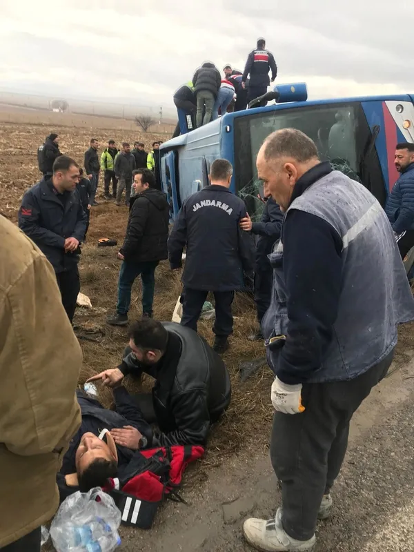 son-dakika-afyonkarahisarin-bolvadin-cobanlar-yolu-uzerinde-mahkumlari-tasiyan-bir-arac-devrildi-10-kisi-yaral-1739883373324.jpg