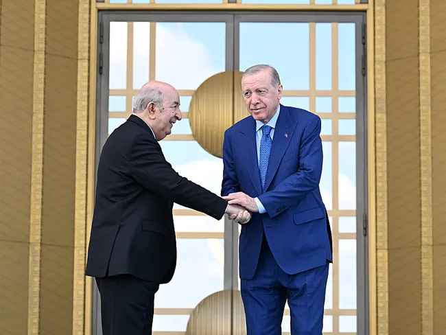 cezayir-cumhurbaskani-tebbun-ankarada-baskan-recep-tayyip-erdogan-resmi-torenle-karsiladi-1778161479752.jpeg Cezayir Cumhurbaşkanı Tebbun Ankara'da Başkan Recep Tayyip Erdoğan resmi törenle karşıladı