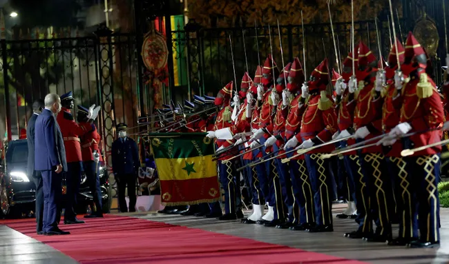 baskan-erdogan-senegalde-resmi-torenle-karsilandi-1645475099841.jpg Başkan Erdoğan, Senegal’de resmi törenle karşılandı