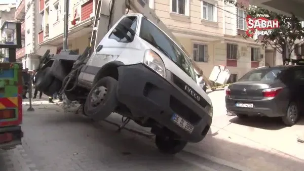Istanbul Esenyurt Ta Vinc Park Halindeki Aracin Uzerine Devrildi Videosunu Izle Son Dakika Haberleri