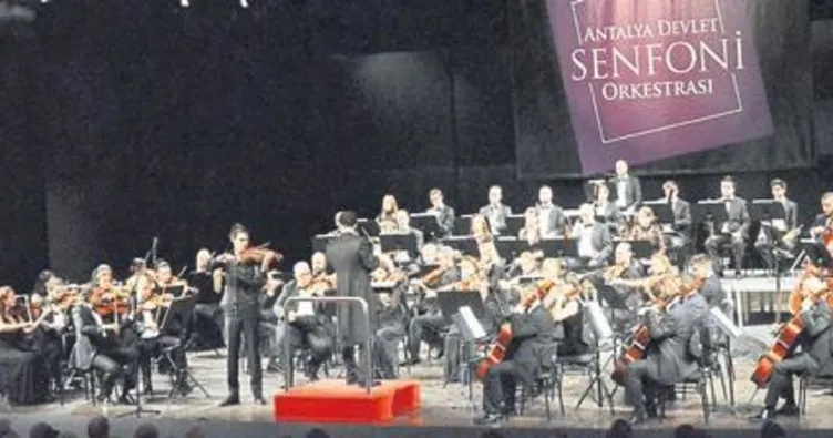 Kemanıyla büyüledi