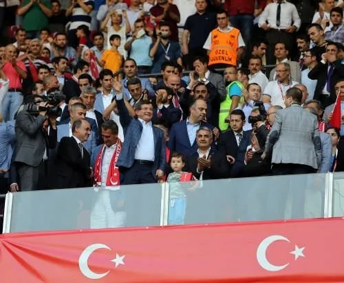 Başbakan golleri ayakta alkışladı