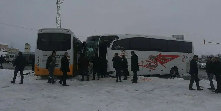 Malatya Da Iki Otobus Carpisti Cok Sayida Yarali Var Son Dakika Haberler