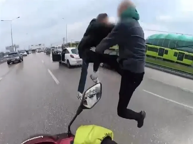 son-dakika-turkiye-bu-goruntuleri-konusmustu-yol-verme-kavgasinda-ucan-tekme-atan-suruculerin-cezasi-belli-old-1769849640940.jpg