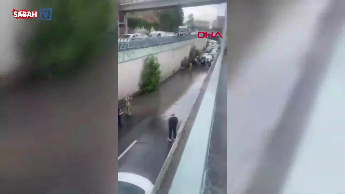 Güngören’de yağışın ardından alt geçidi su bastı, araç kuyruğu oluştu | Video videosunu izle Güngören’de yağışın ardından alt geçidi su bastı, araç kuyruğu oluştu | Video videosunu izle