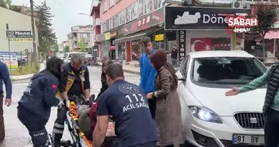 Yaşlı kadına otomobil çarptı... İlk müdahaleyi olay yerinden geçen hemşireler yaptı | Video