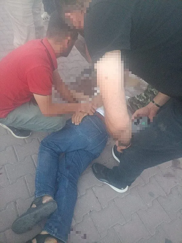 husumetlilerin-kavgasinda-kan-akti-taksici-agir-yaralandi-saldirganin-rahat-tavirlari-dikkat-cekti-1756751802676.jpeg