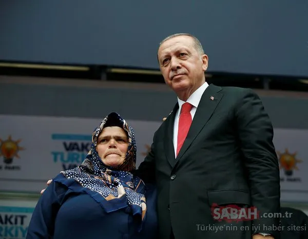 Cumhurbaşkanı Erdoğan şehit Eren Bülbül'ün annesine hediye edilen evin anahtarını verdi