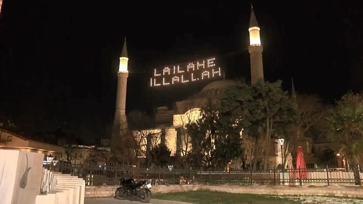 İstanbul’da camiler Ramazan ayının simgesi mahyalarla süslendi İstanbul’da camiler Ramazan ayının simgesi mahyalarla süslendi