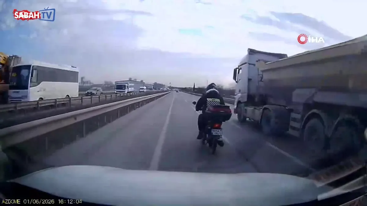 Arnavutköy’de yol verme tartışması kamerada: Kırmızı ışıkta aynayı kırdı | Video videosunu izle Arnavutköy’de yol verme tartışması kamerada: Kırmızı ışıkta aynayı kırdı | Video videosunu izle