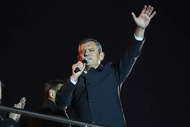 son-dakika-ozgur-ozelin-sokak-cagrilarina-sert-tepki-provokatorlerin-oyununa-gelmeyin-1742506006892.jpeg SON DAKİKA | Özgür Özel'in sokak çağrılarına sert tepki: Provokatörlerin oyununa gelmeyin