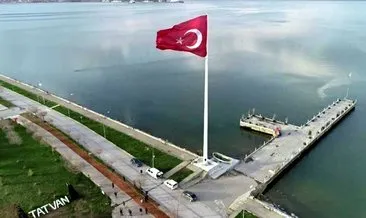 Van Gölü sahiline 150 metrekare büyüklüğünde Türk bayrağı asıldı