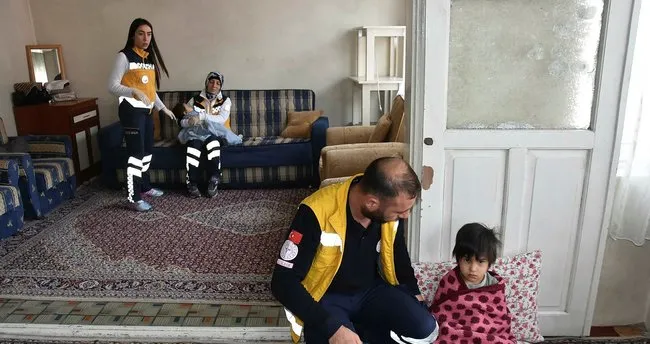 Kafasi Balkon Demirine Sikisan Cocugu Saglik Ekipleri Kurtardi Son Dakika Haberler