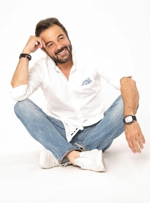 Kerem Alışık oğlu Sadri Alışık ile aynı dizideymiş...Ünlü oyuncu Kerem Alışık'ın oğlu Sadri Alışık dedesinin kopyası!